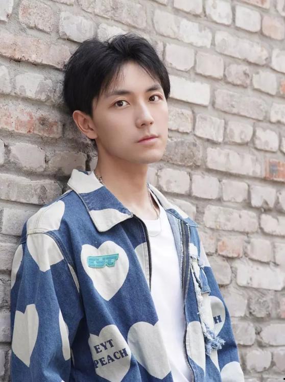 吃瓜网红男的叫什么名字,他是如何成为网络红人的？