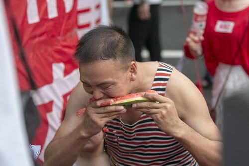 网红吃瓜打篮球,趣味横生展现篮球魅力